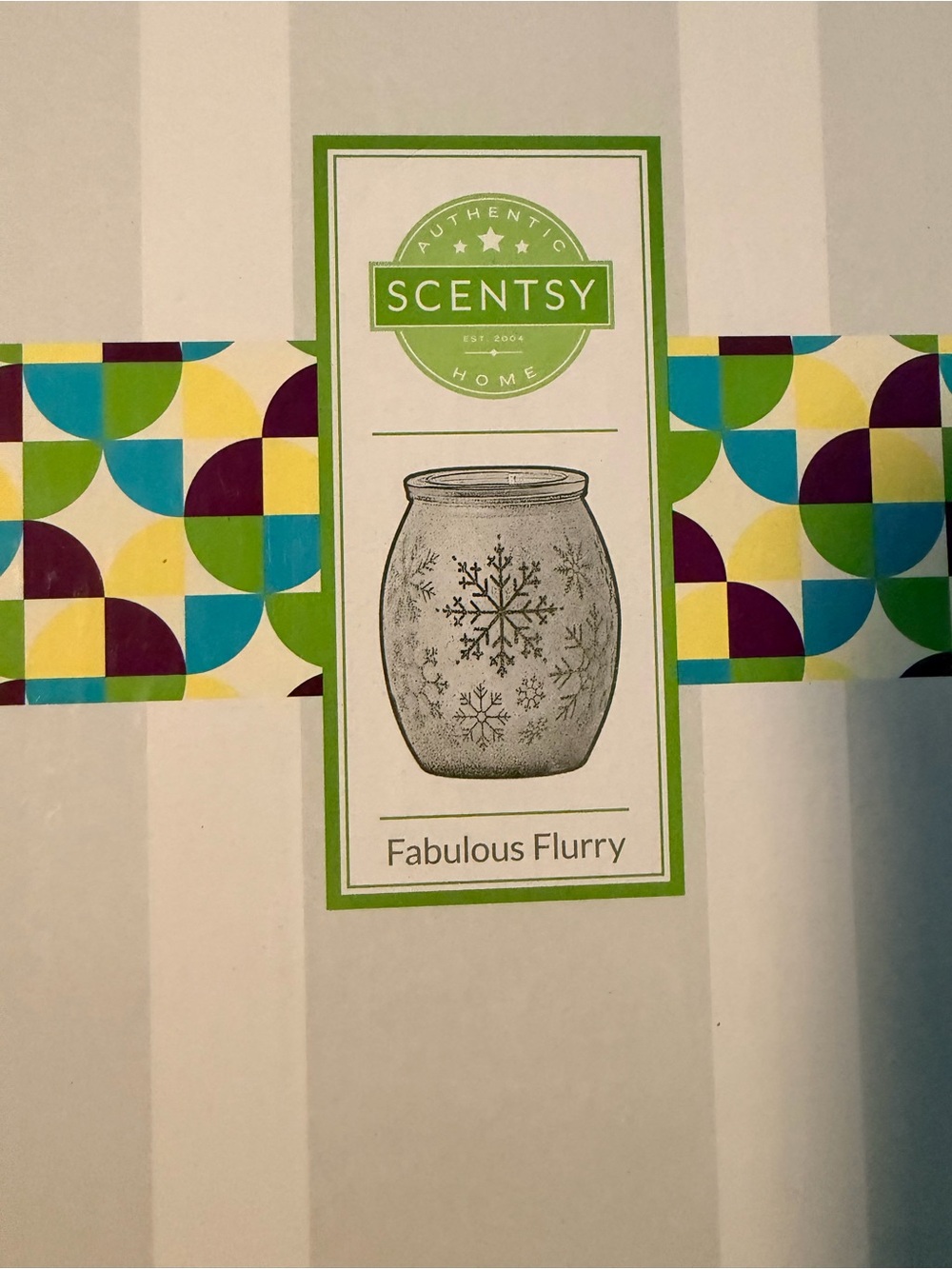 Scentsy Fabulous Flurry Warmer in White with Green Accent